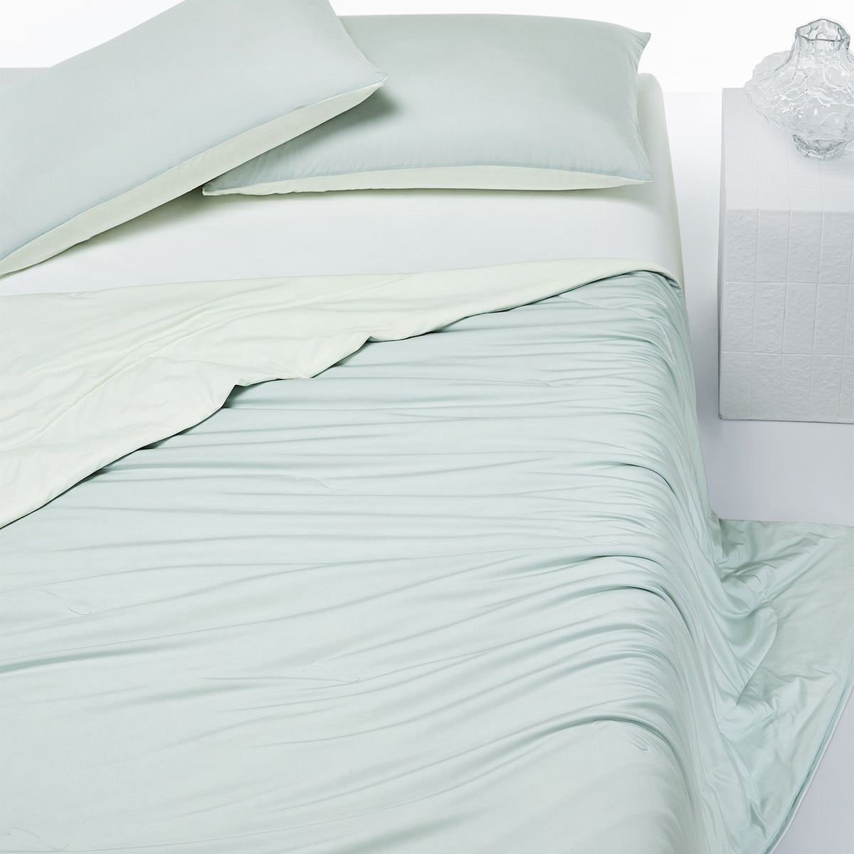 Dual-Sided Mulberry Silk-Filled Cooling Comforter